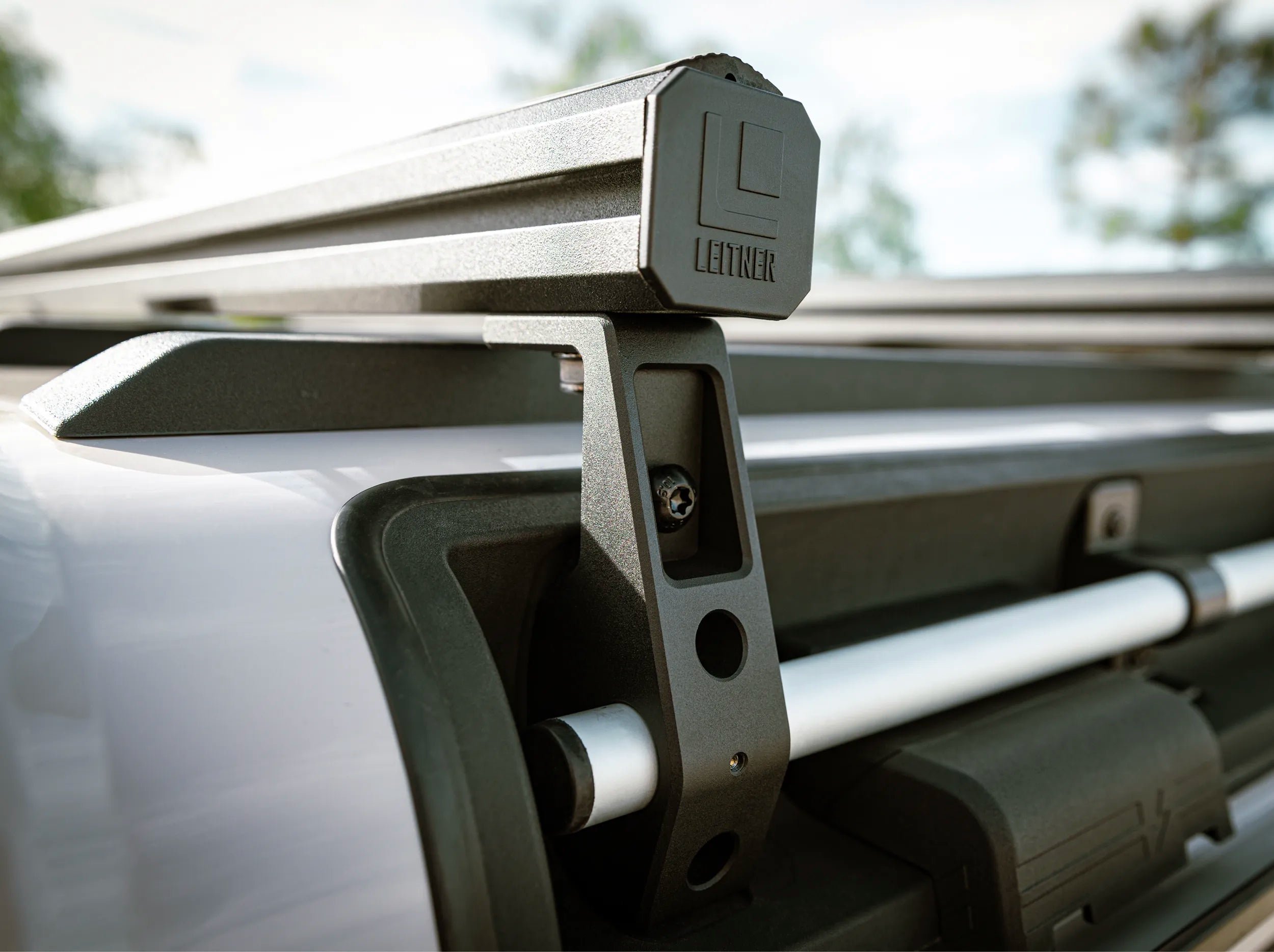 CLOSE UP VIEW LOAD BAR BRACKET MOUNTED ON INEOS GRENADIER 